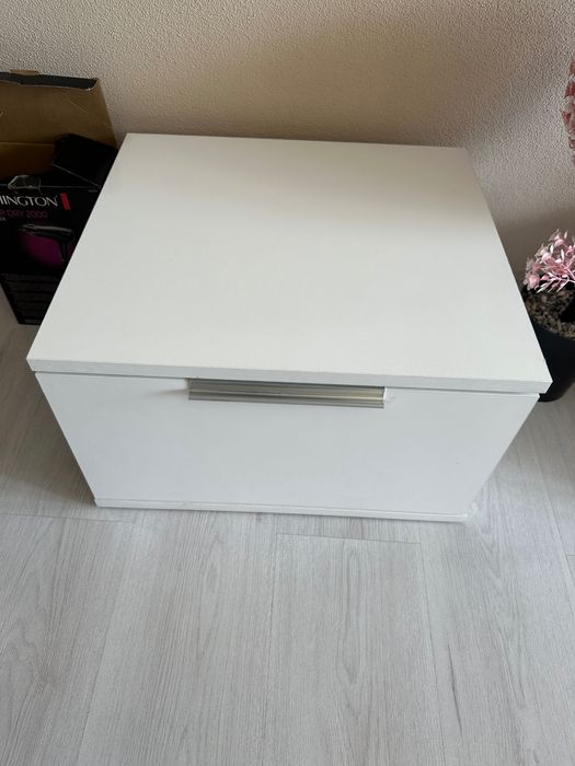 Неразличимо от ново Нощно шкафче