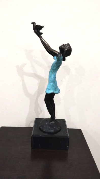 Много красива и нежна статуетка на момиче с птица.