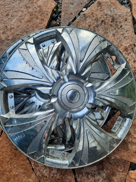 Продам автомобильные колпаки  3штуки