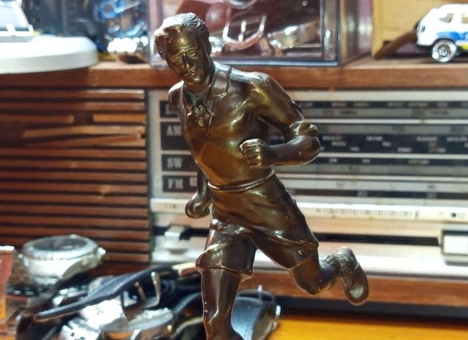 Statuie fotbalist veche din bronz masiv