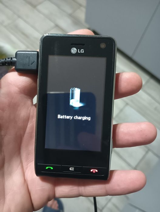 Vând telefon LG KU 990i
