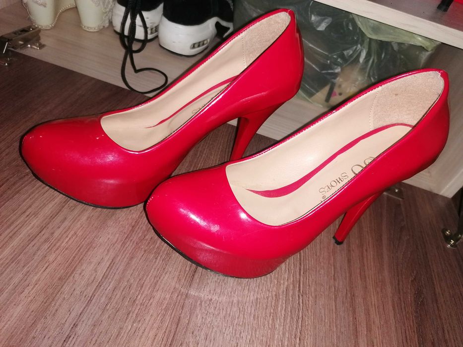 Нови червени токчета