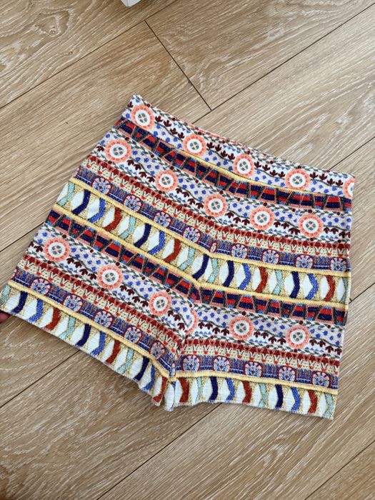 Къси панталони с висола талия Zara букле