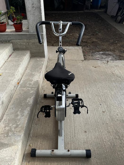 Vînd bicicletă pentru sport.