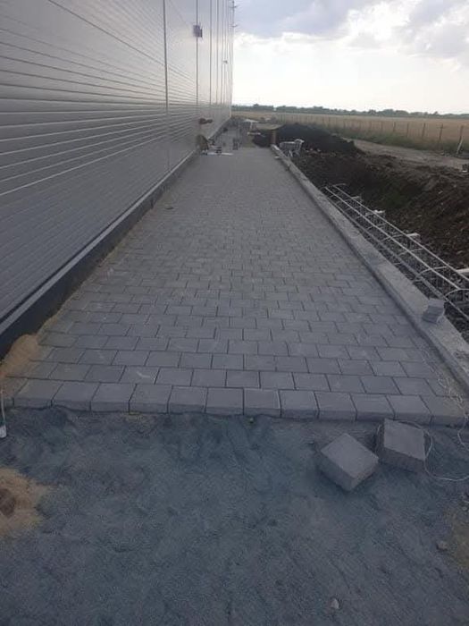 Полагане на тротоарни плочки и паважи