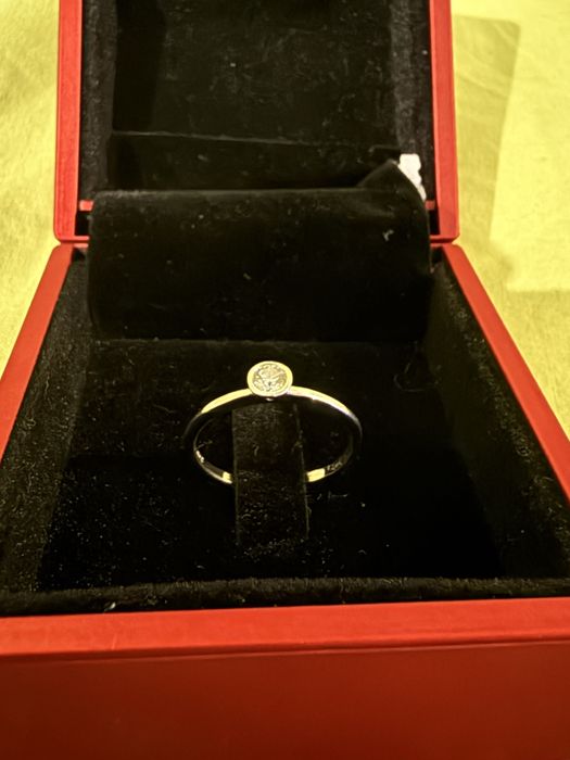 Златен пръстен с диамант