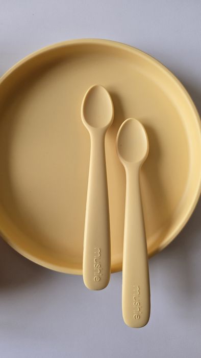 Mushie силиконов комплект за захранване на бебе