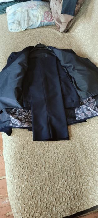 Костюм тройка продам.