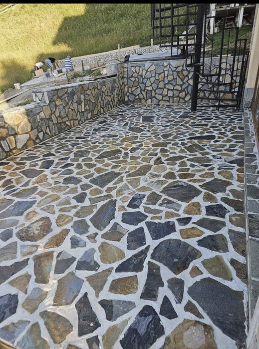 Vand si montez piatra naturala de grecia  ma deplasez in toata tara