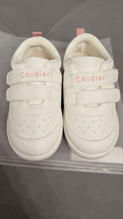 Продам новые кроссовки для девочки