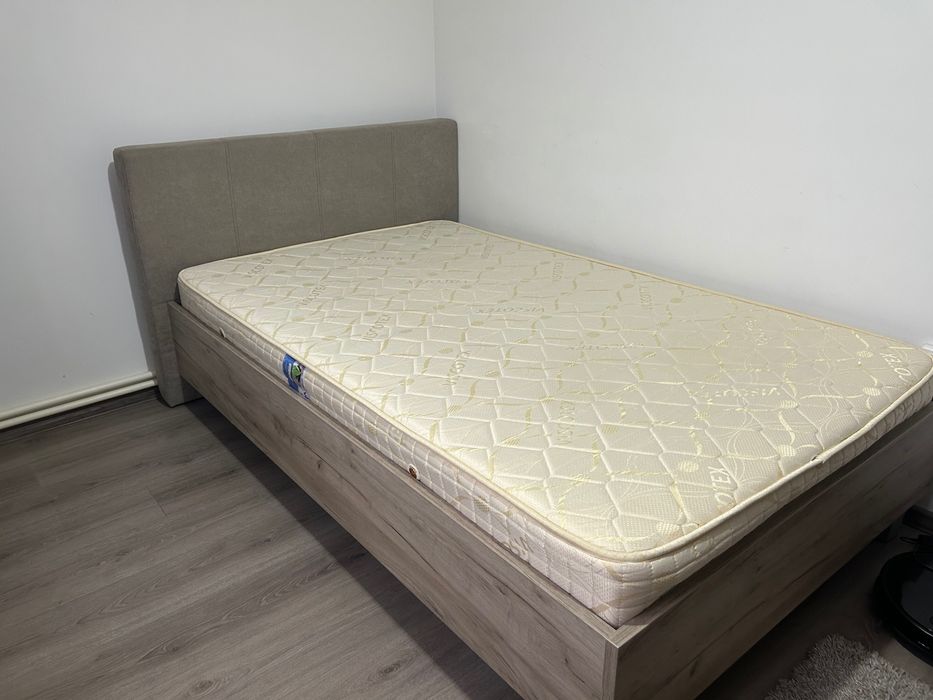 Pat tapitat cu saltea, aproape nou, 120/200.