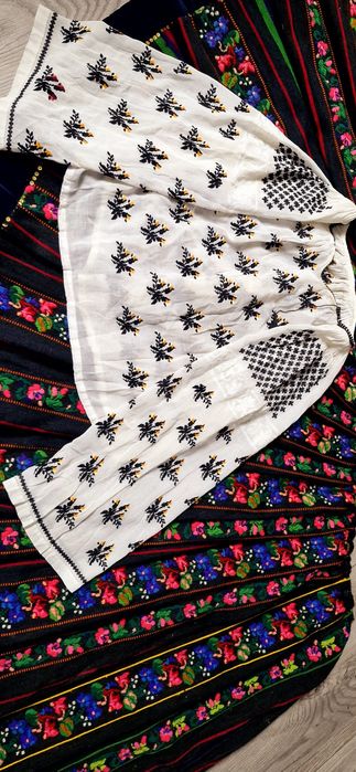 Ie pe batist  autentic