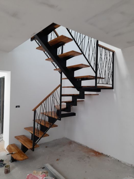 Scări metalice interioare pe vang central cu trepte din lemn masiv