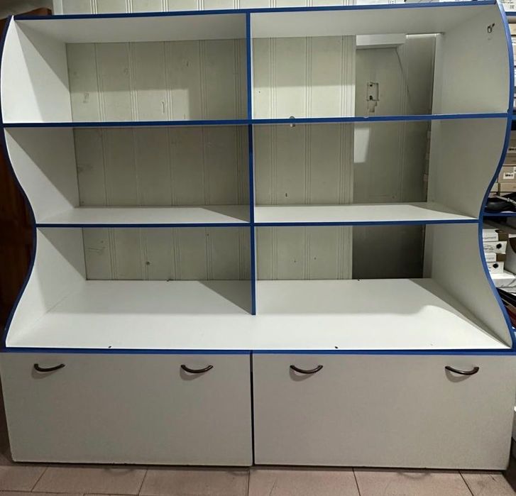 Витринный шкаф в отличном состоянии.