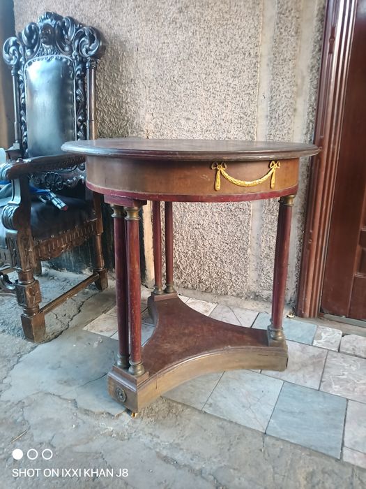 Столик круглый .