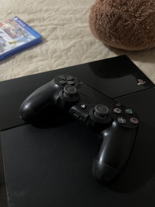 Vand PS4 cu o maneta dualshock si un joc ( the crew 2)