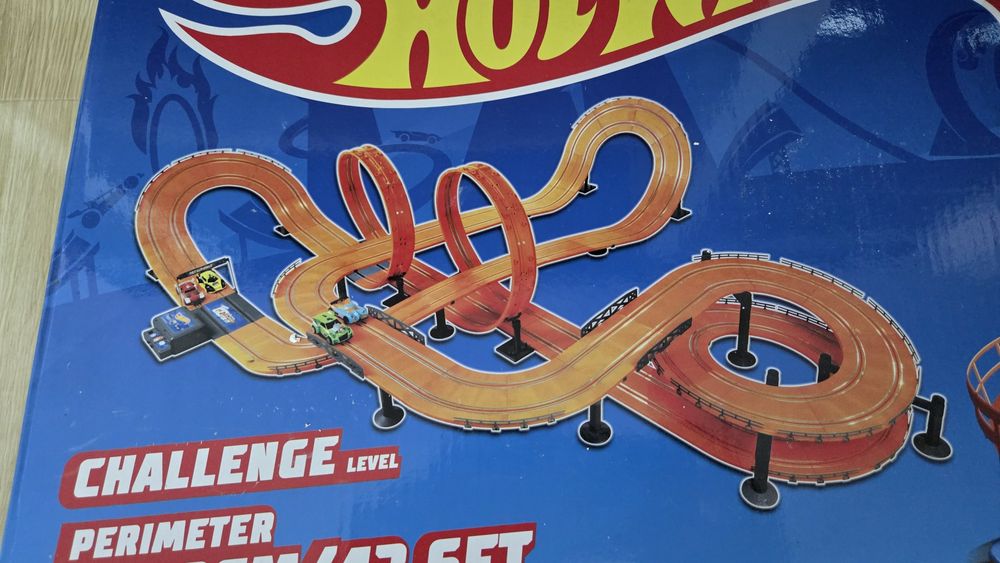 Traseu hot wheels 4 masinute cu 2 trasee alimentare priza