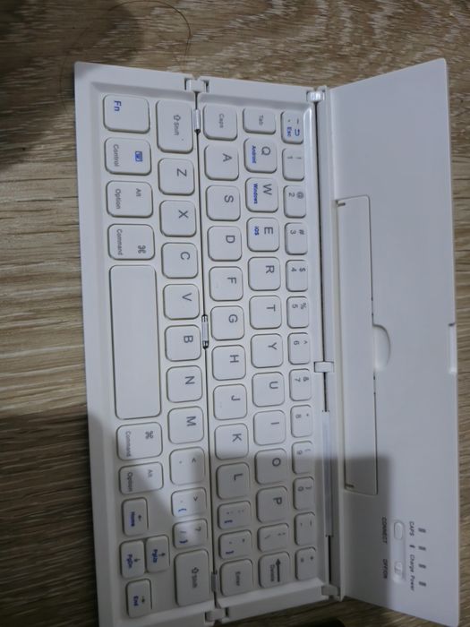 Vând tastatura cu maus si căști  si douo mufe  si încă o tastatura pe