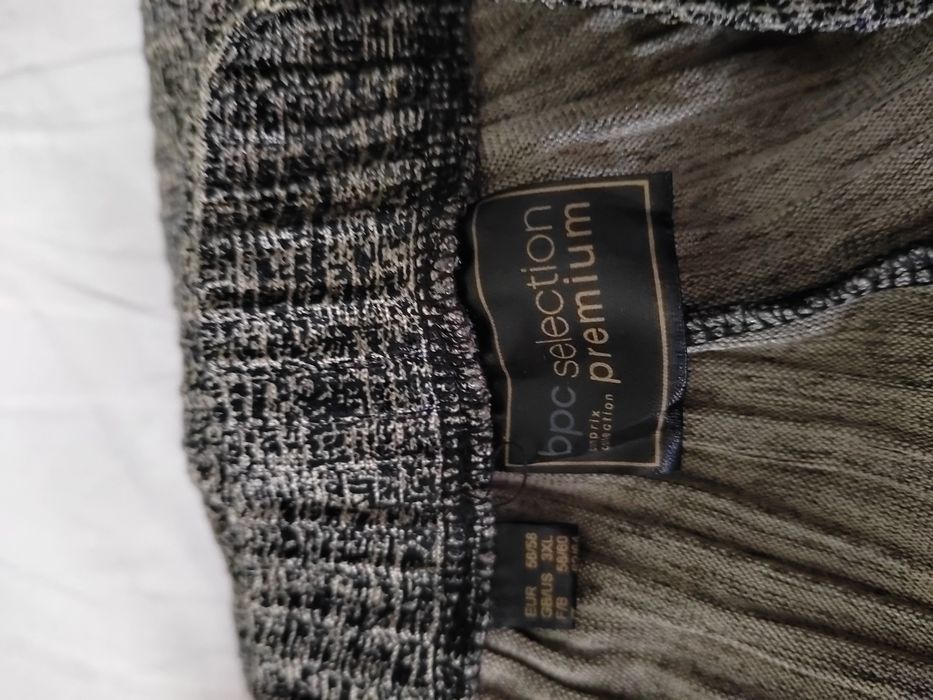 Pantalon damă material deosebit, chiar și la o ocazie