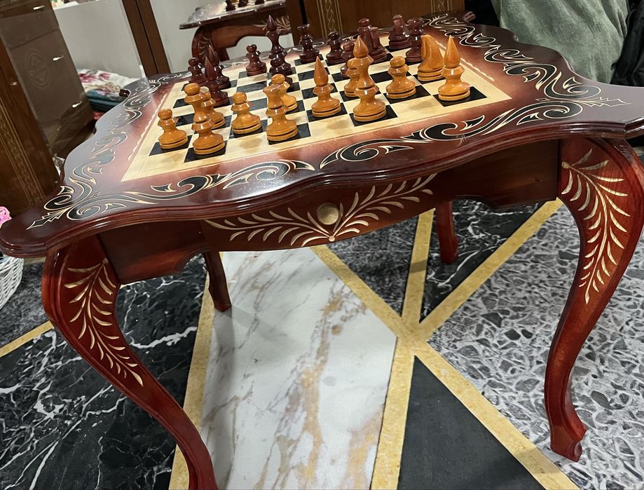 Продам шахматный стол на ножках