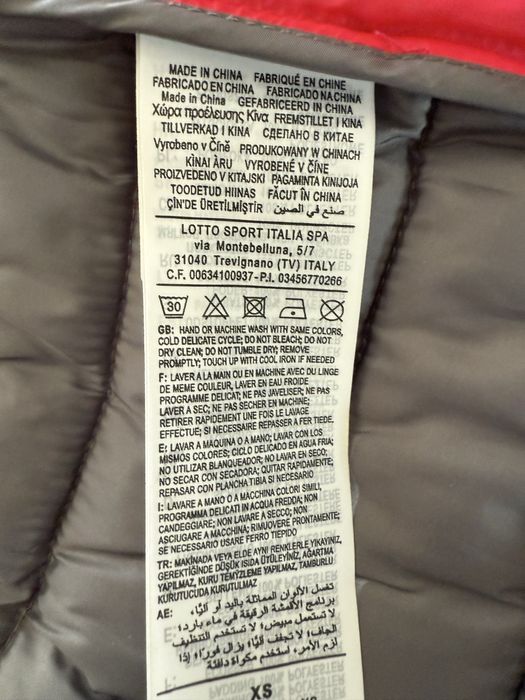 Ново яке,цена 40 евро.Размер XS.