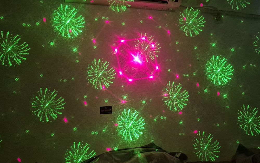 DJ Disco Laser за партита със визуални ефекти сменящи се според ритъма