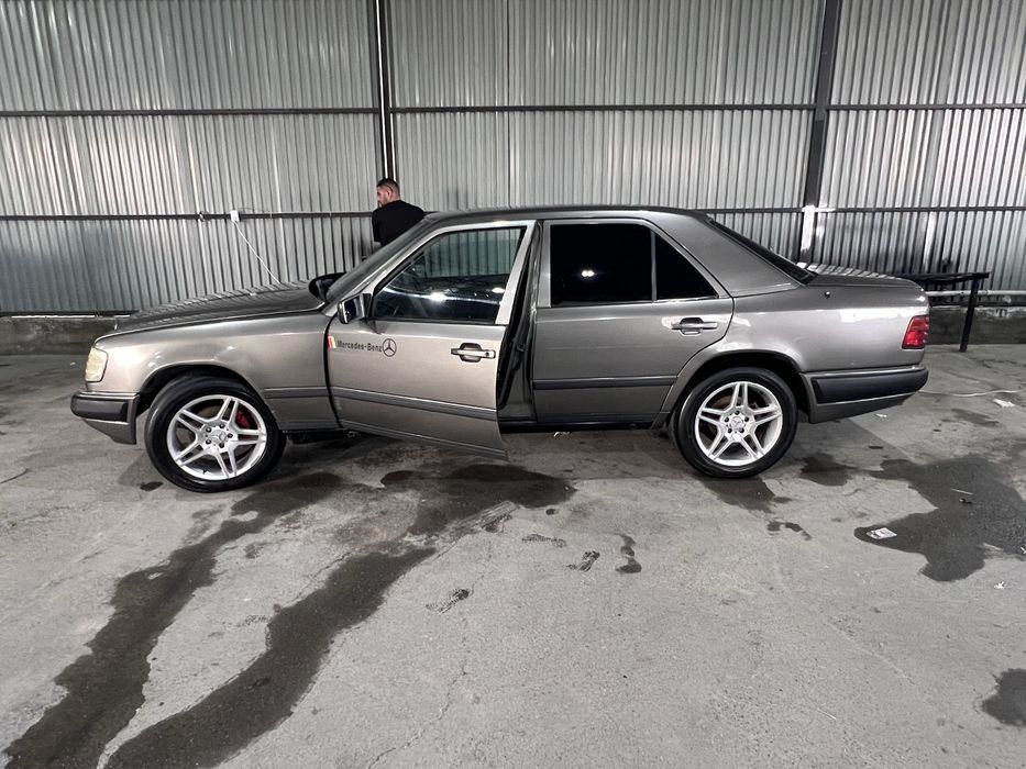 Mersedes Benz Daimler Benz W124! Легенда!