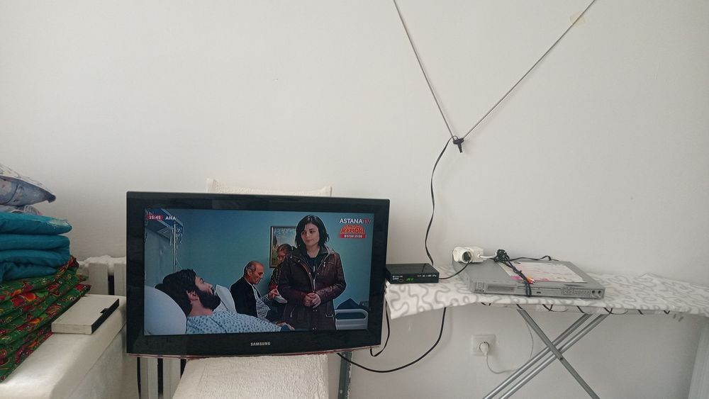 Телевизор с подставкой