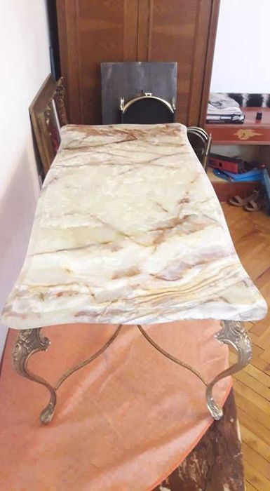 Masa din bronz cu blat de onix