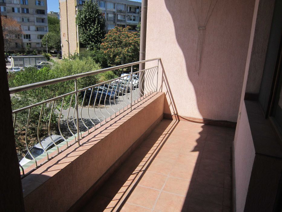 Дава се под наем Двустаен апартамент в Бургас, Лазур - 62 кв.м за 300 € - Снимка #1