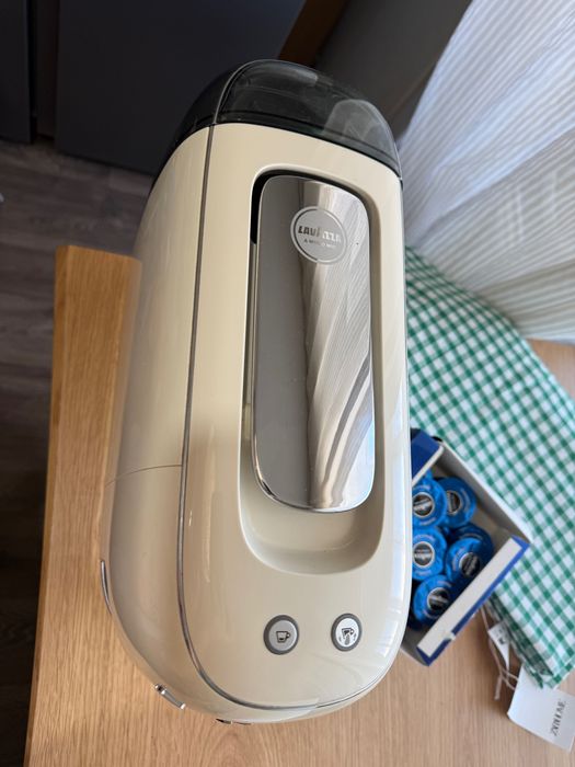 Кафе машина Smeg lavazza Modo mio +подарък кампсули 25 броя