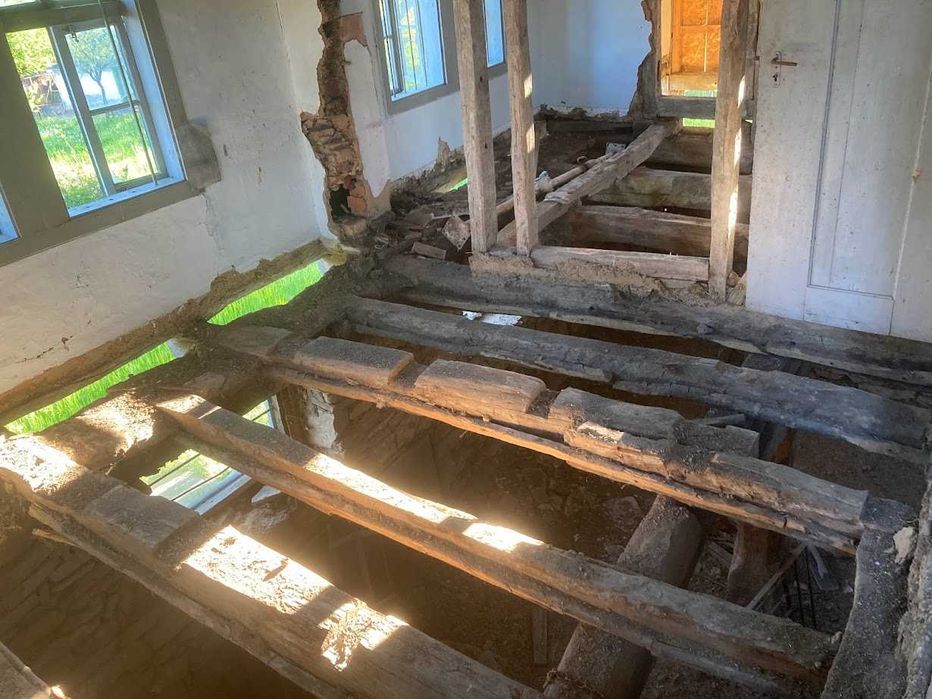 Продавам къща гредоред (80 кв.м) с плевня и 1 декар двор в с. Лесичарка