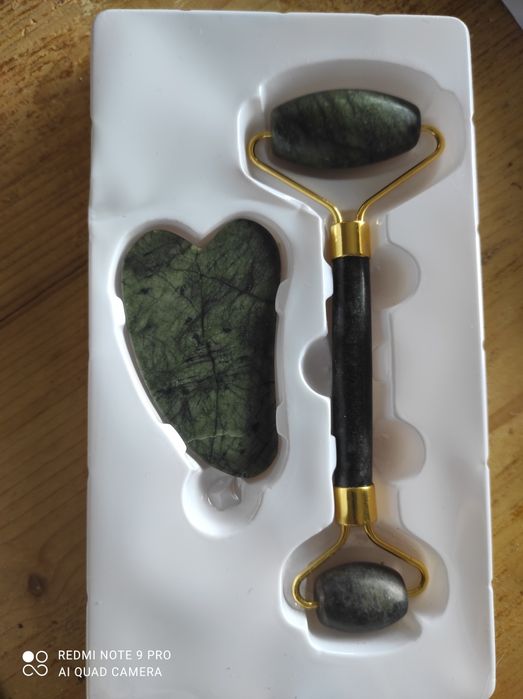 Комплект за масаж на лице – зелен кварцов ролер и гуа ша камък