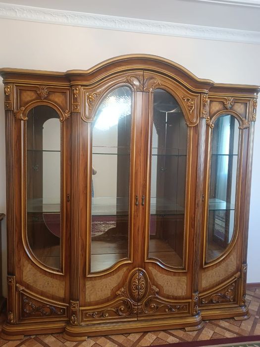 Сервант в зал с комодом и зеркалом