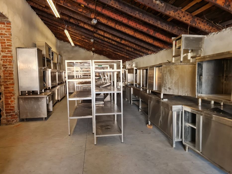 Неутрално кухненско оборудване маси, мивки, шкафове от инокс