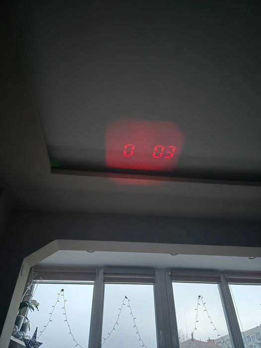 Радио часовник с прекция на тавана