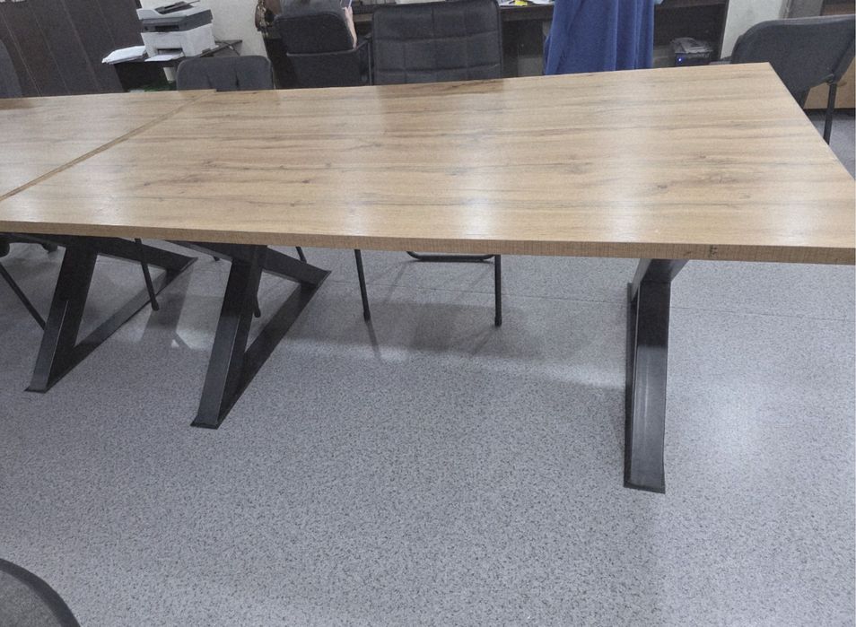 Стол работы и перегрворов.