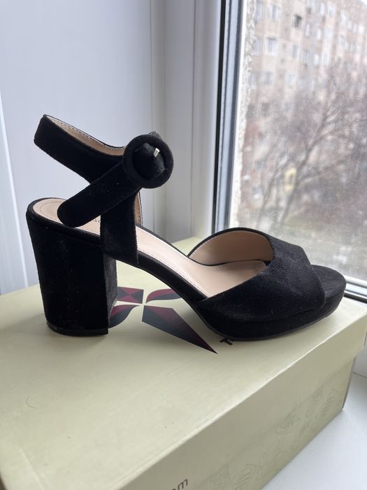 Продам Босоножки Kari