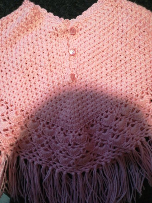 Детско ръчно плетено розово пончо със шапка...