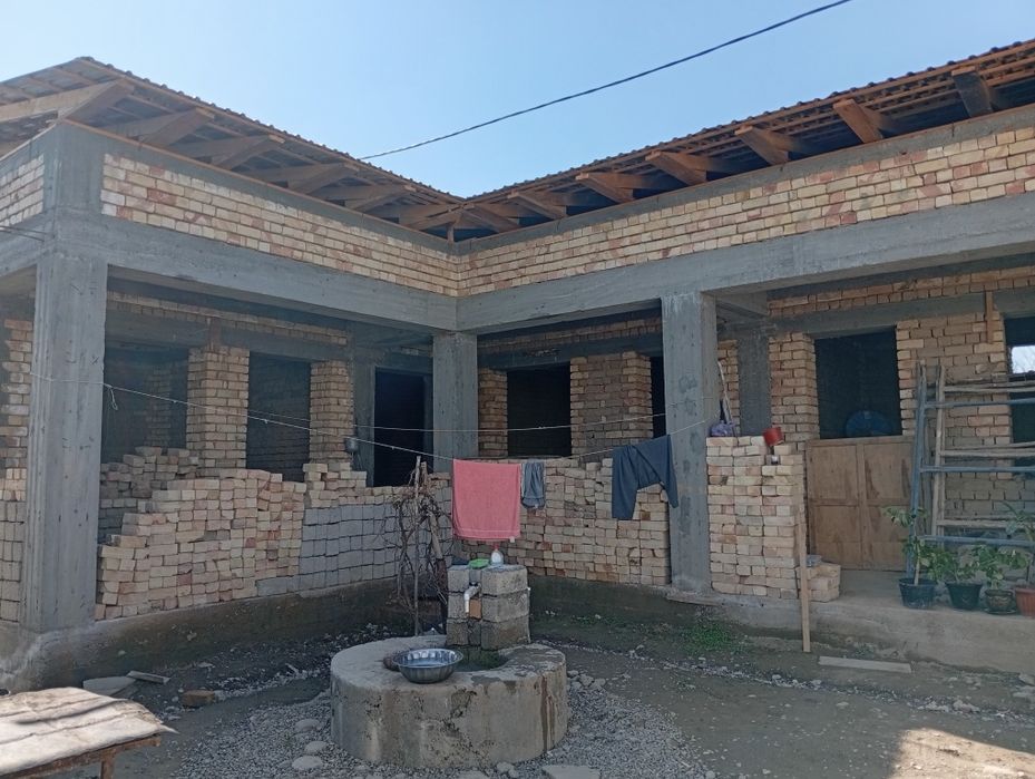 Янгибозорда Уй  сотилади