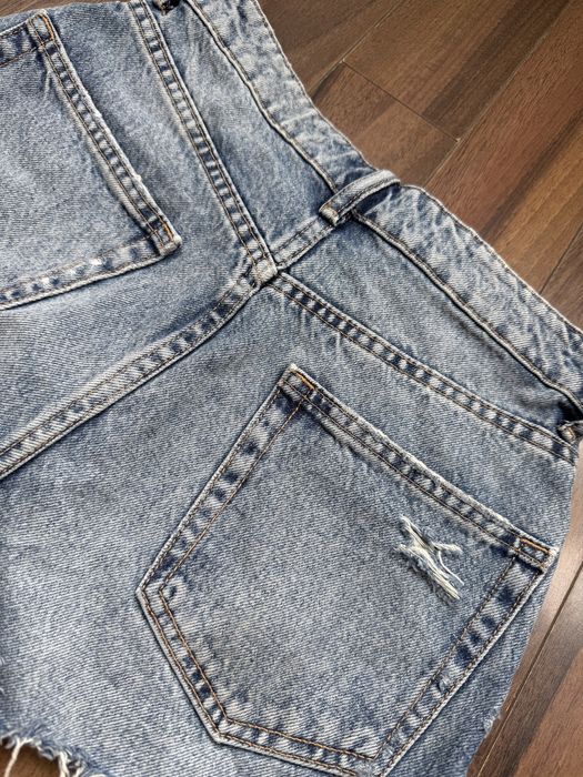 Pantaloni scurți blugi Zara – ca noi, purtați o singură dată