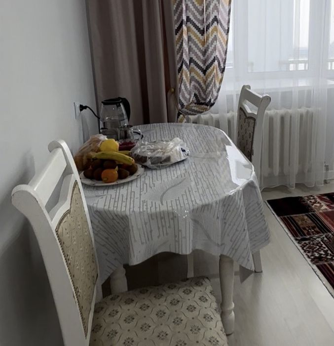 Продам стол белого цвета