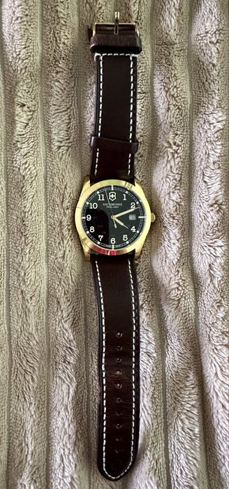 Vând ceas bărbătesc Victorinox Swiss Army Infantry auriu