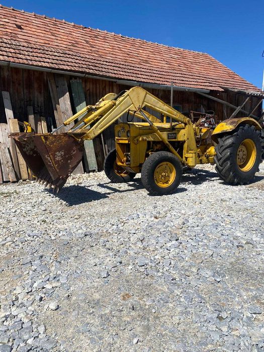 Massey Ferguson tractor cu incarcator frontal