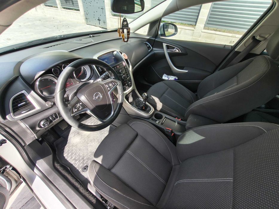 Opel Astra J din 2011, motor 2.0 cdti 165 cp