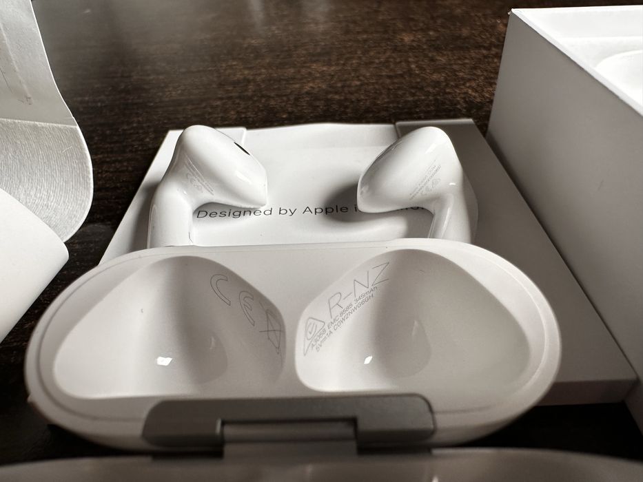 Airpods 4 cu garantie 1 an si 2 luni