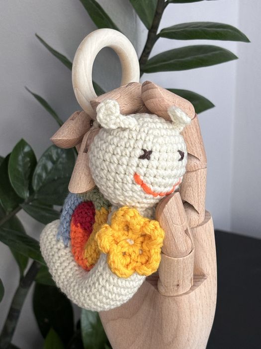 Плетени играчки дрънкалки