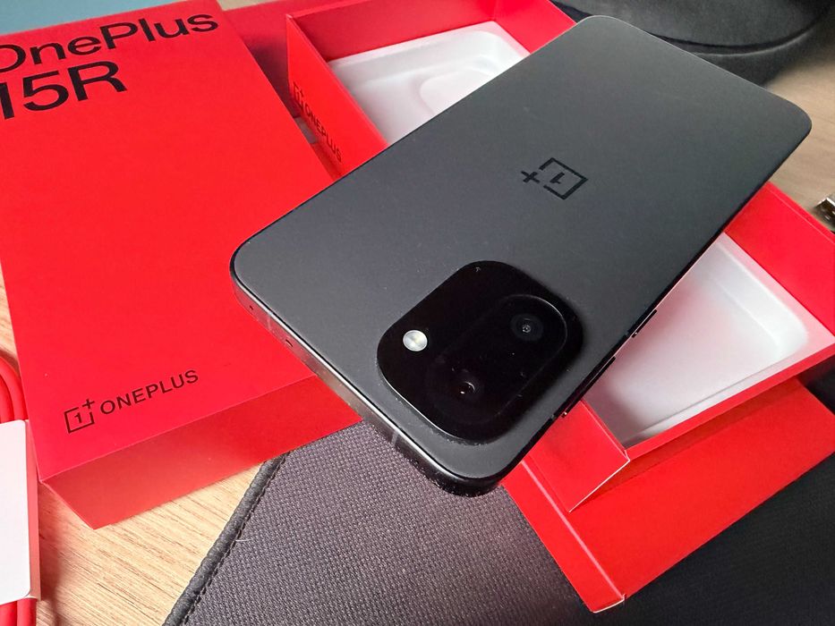 Vând OnePlus 15R, varianta neagră de 256GB, stare impecabilă, în cutie