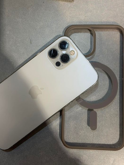iPhone 12 Pro 256GB МНОГО ЗАПАЗЕН + кейсове