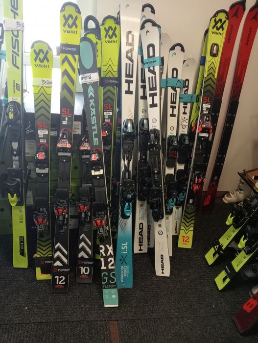 Vând skiuri/schiuri și snowboard